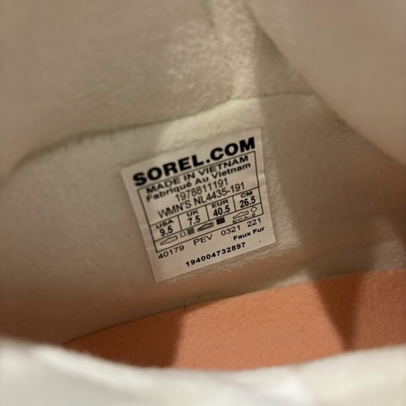 NWOB SOREL Out N About III Conquest Suede Boots stone white 9.5 - Picture 11 of 11